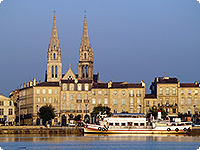 Häuserkulisse an der Garonne bordeaux, garonne, fluss, haeuser, frankreich