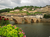 Dordogne im Perigord perigord, frankreich, dorf, bruecke